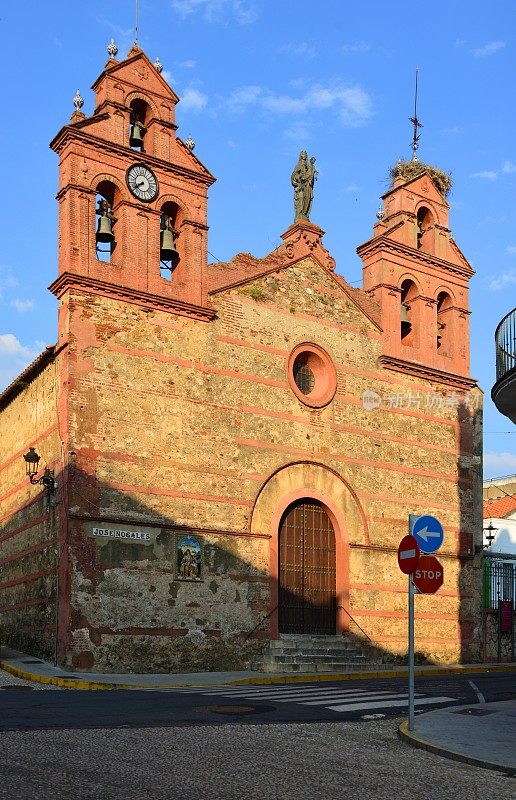 Aracena - Nuestra senora del Carmen教堂，正面在Jose Nogales街，安达卢西亚，西班牙